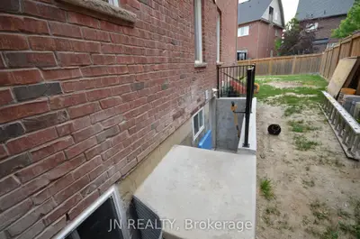 34 Mcechearn Crescent Lower, Brampton, On L7c 3r4