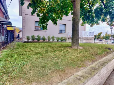 952 Scarlett Road 2, Toronto, On M9p 2v6