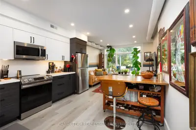 57 Vine Avenue 201, Toronto, On M6p 1v6