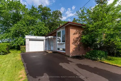 18 Puckeridge Crescent Main, Toronto, On M9b 3a2