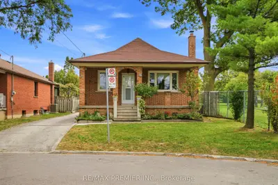 1 Mayo Drive, Toronto, On M6l 2x1
