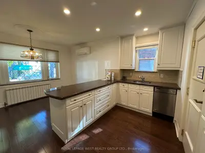 27 Mossom Road W 1, Toronto, On M6s 1l9