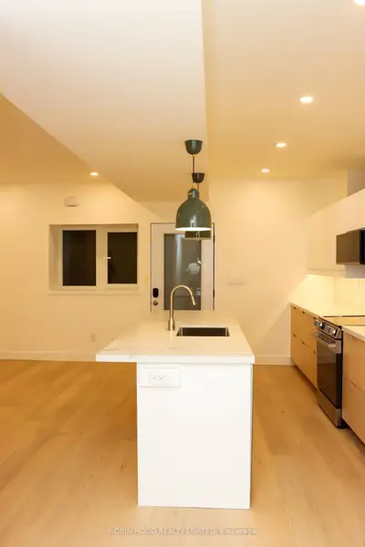247 Pacific Avenue 4, Toronto, On M6p 2p7