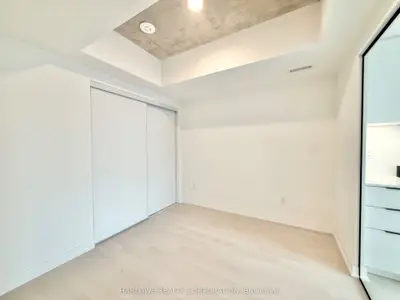 1 Vine Avenue 405, Toronto, On M6p 0c8