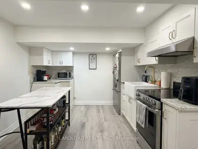 121 Sorauren Avenue 4, Toronto, On M6r 2e3
