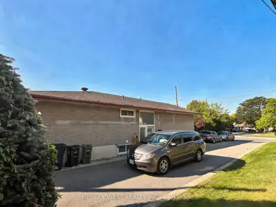 31 Valencia Crescent Lower Level, Toronto, On M6l 1m3