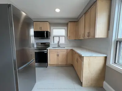108 Grandville Avenue 4, Toronto, On M6n 4v2