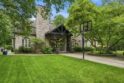 1320 Woodland Avenue, Mississauga, On L5g 2x9