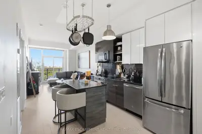 33 Shore Breeze Drive 3703, Toronto, On M8v 0g1