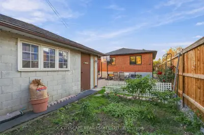 57 O'donnell Avenue, Toronto, On M8z 3y1