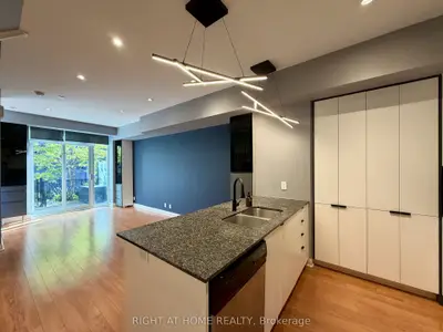 15 Valhalla Inn Road Th 1, Toronto, On M9b 1s9