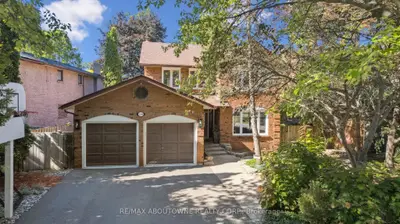 1194 Queen Victoria Avenue, Mississauga, On L5h 3h3