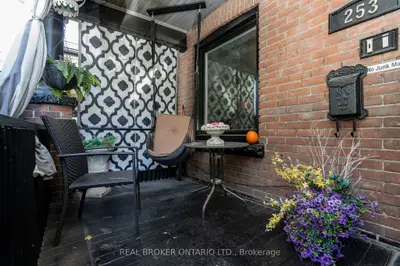 253 Bartlett Avenue, Toronto, On M6h 3g3