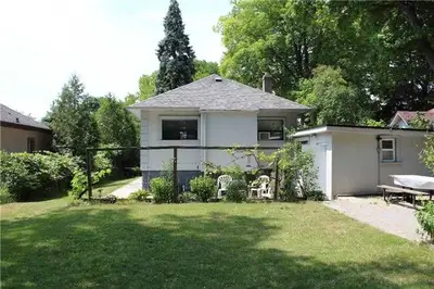 1033 Deta Road, Mississauga, ON L5E 2R4