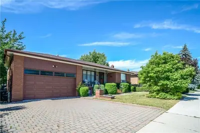 46 Veerland Drive, Toronto W04, ON M6L 1S1