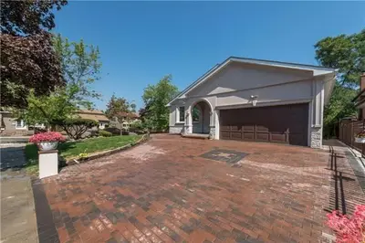 1114 Pomona Court, Mississauga, ON L5C 1N2