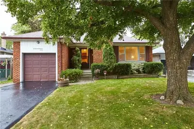11 Woodward Avenue, Toronto W04, ON M9N 2J3