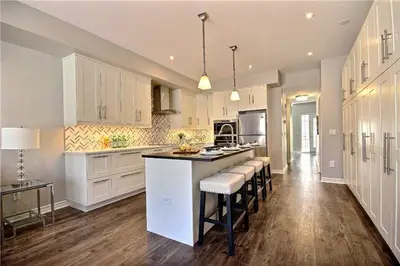 95 Kerr Street 8, Oakville, ON L6K 1E1