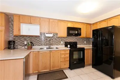 5885 Stonebriar Crescent, Mississauga, ON L5V 2T7