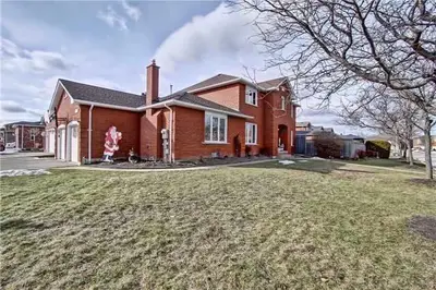 3031 Bayberry Drive, Mississauga, ON L5N 6N4