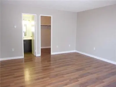 1100 Caven Street 412, Mississauga, ON L5G 4N3