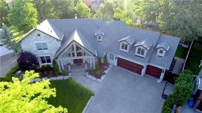 2076 Almira Court, Mississauga, ON L5H 4A5