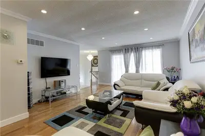 2551 Cobbinshaw Circle, Mississauga, ON L5N 2G2