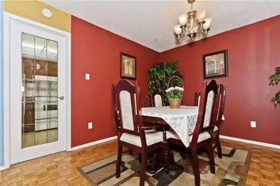 20 Mississauga Valley Boulevard 502, Mississauga, ON L5A 3S2
