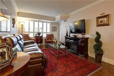 25 Kingsbridge Garden Circle 926, Mississauga, ON L5L 5P4