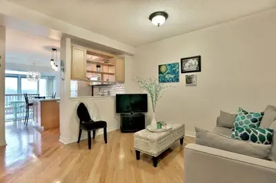 200 Burnhamthorpe Road 502, Mississauga, ON L5A 4L4