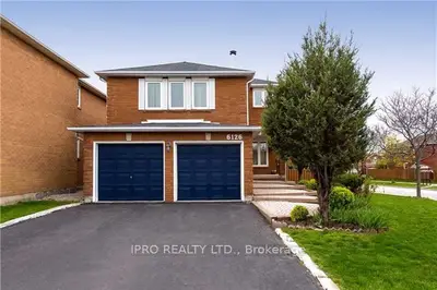 6126 Silken Laumann Way, Mississauga, ON L5V 1A2