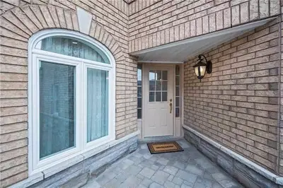 3323 Smoke Tree Road, Mississauga, ON L5N 7M5