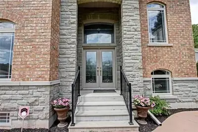 1283 Strathy Avenue, Mississauga, ON L5E 2L1
