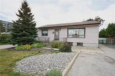 1038 Roosevelt Road, Mississauga, ON L5G 3Y8