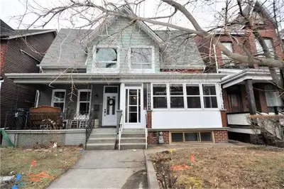 42 Golden Avenue, Toronto W01, ON M6R 2J4