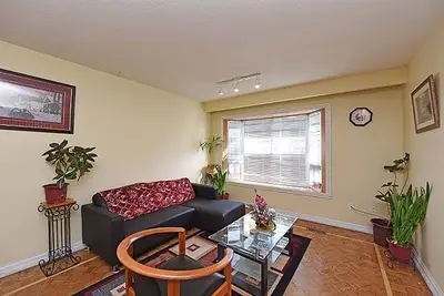 1009 Blairholm Avenue, Mississauga, ON L5C 1G5