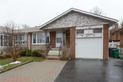 3355 Queen Frederica Drive, Mississauga, ON L4Y 2Z9