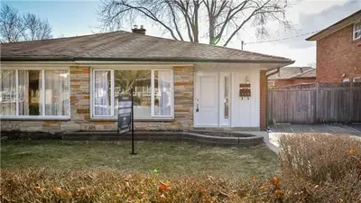 3646 Holden Crescent, Mississauga, ON L5A 2V8