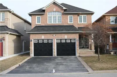 632 Garden Walk, Mississauga, ON L5W 1V9