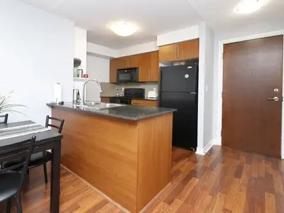 310 Burnhamthorpe Road 1814, Mississauga, ON L5B 4P9