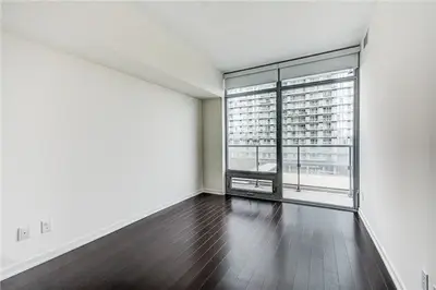 105 The Queensway Avenue 402, Toronto W01, ON M6S 5B5