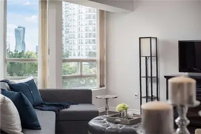 50 Kingsbridge Garden Circle 407, Mississauga, ON L5R 1Y2