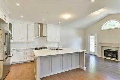 2162 Pinevalley Crescent, Oakville, ON L6H 6L7