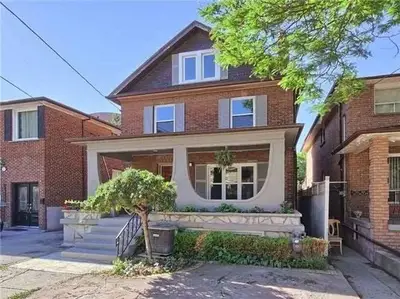 2119 Lawrence Avenue W, Toronto W04, ON M9N 1H7