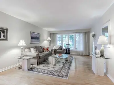 655 Hillman Crescent, Mississauga, ON L4Y 2J1
