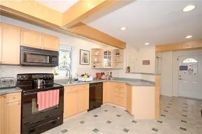 1034 Kent Avenue, Oakville, ON L6H 1Z6