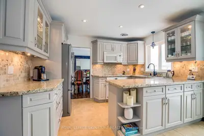 2546 Robinson Street, Mississauga, ON L5C 2P3