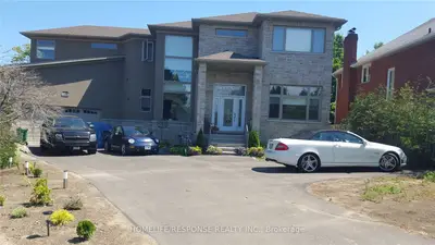 6911A Hickling Crescent, Mississauga, ON L5N 5B1