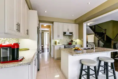 1583 Eglinton Avenue, Mississauga, ON L5M 7C1
