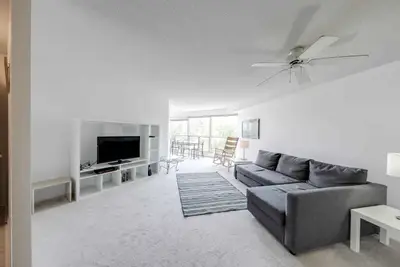 2267 Lakeshore Boulevard W 412, Toronto W06, ON M8V 3X2
